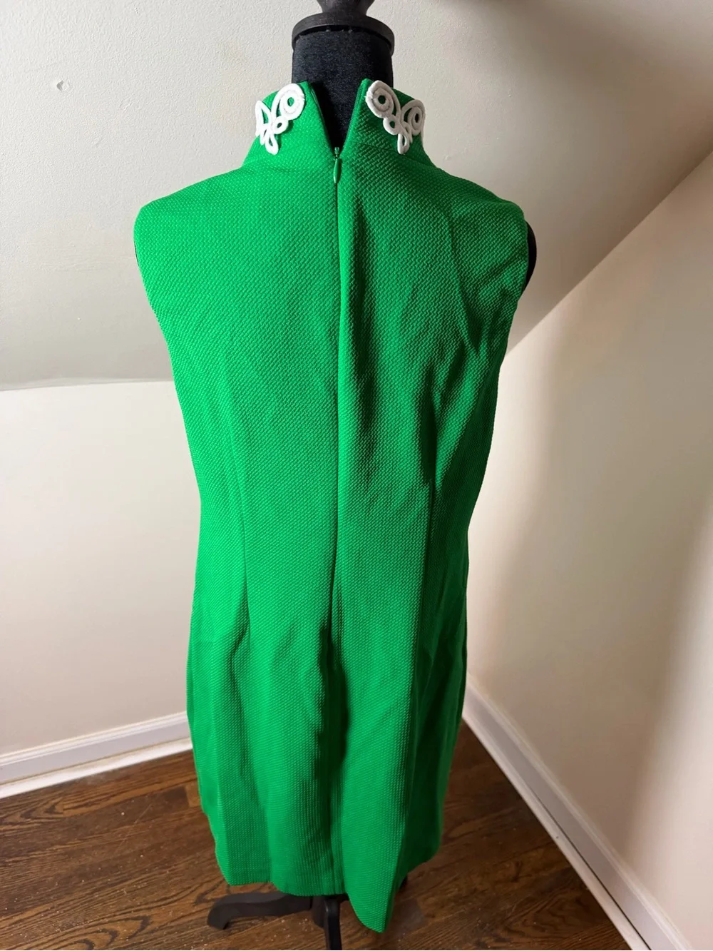 Vince Camuto Kelly Green Sleeveless Shift Dress with White Trim